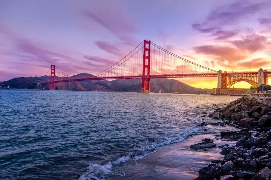 일몰 시 金门大桥(Golden Gate Bridge)는 다양한 색상의 하늘과 전경에 贝博体彩app 만(San Francisco Bay)을 갖추고 있습니다.