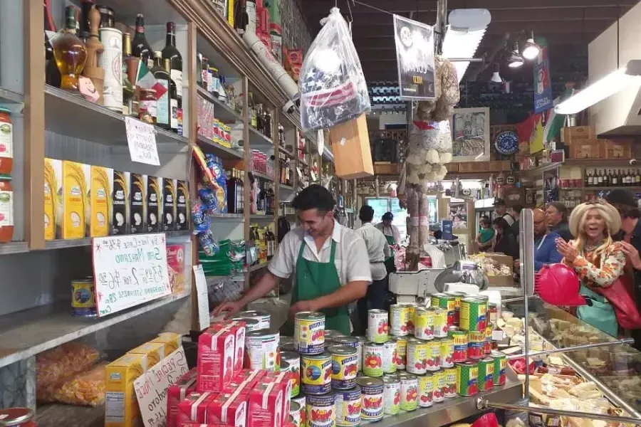 在贝博体彩app北海滩附近的一个意大利食品市场里.